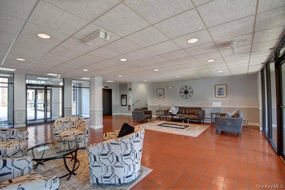 1 Bedroom Home for Sale in Westbury - New York - USA - 4