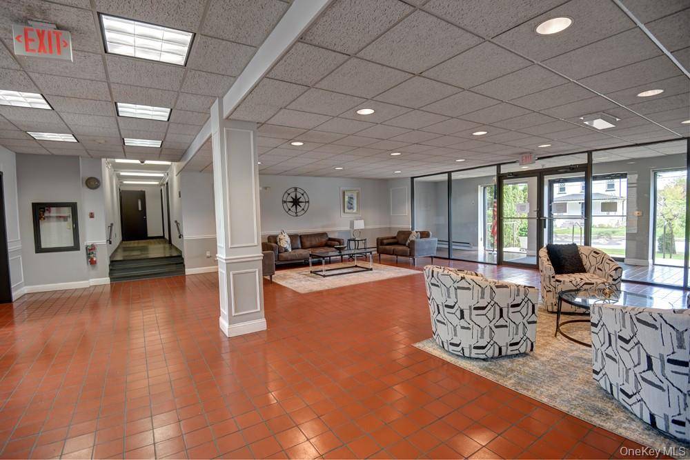 1 Bedroom Home for Sale in Westbury - New York - USA - 5