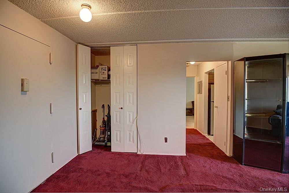 1 Bedroom Home for Sale in Westbury - New York - USA - 8