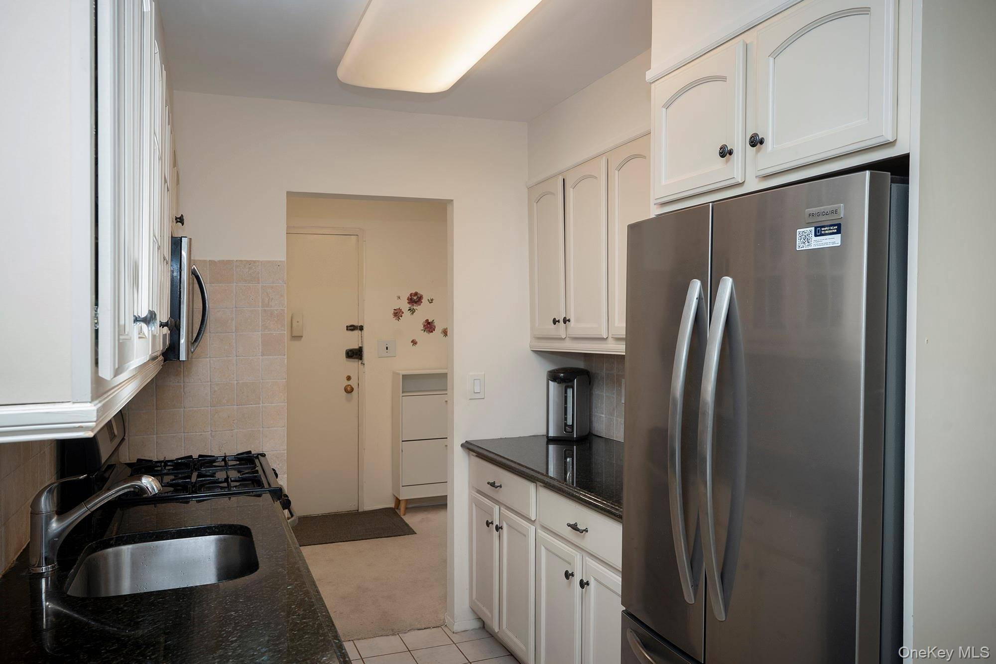 1 Bedroom Home for Sale in Westbury - New York - USA - 4
