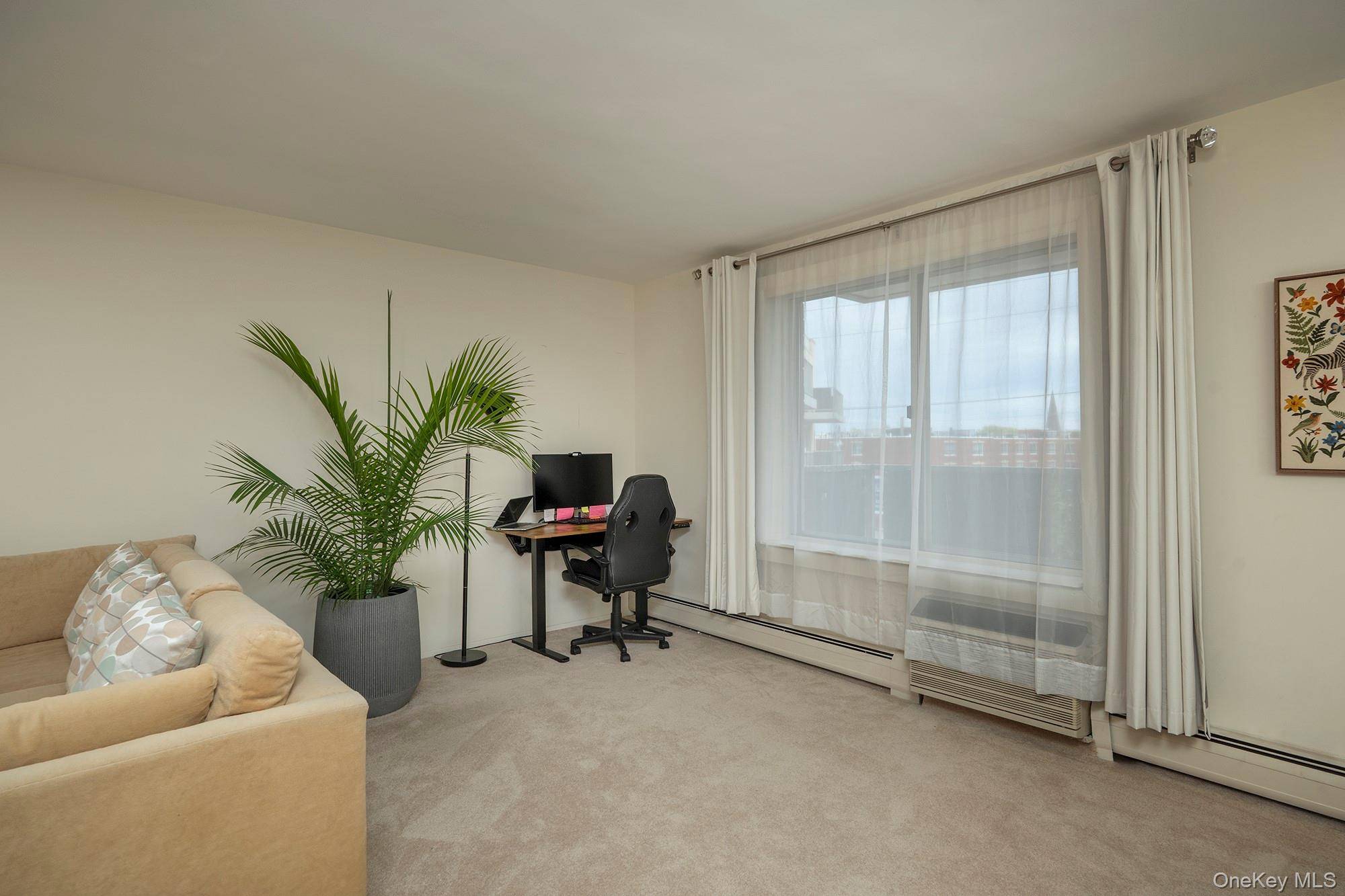 1 Bedroom Home for Sale in Westbury - New York - USA - 6