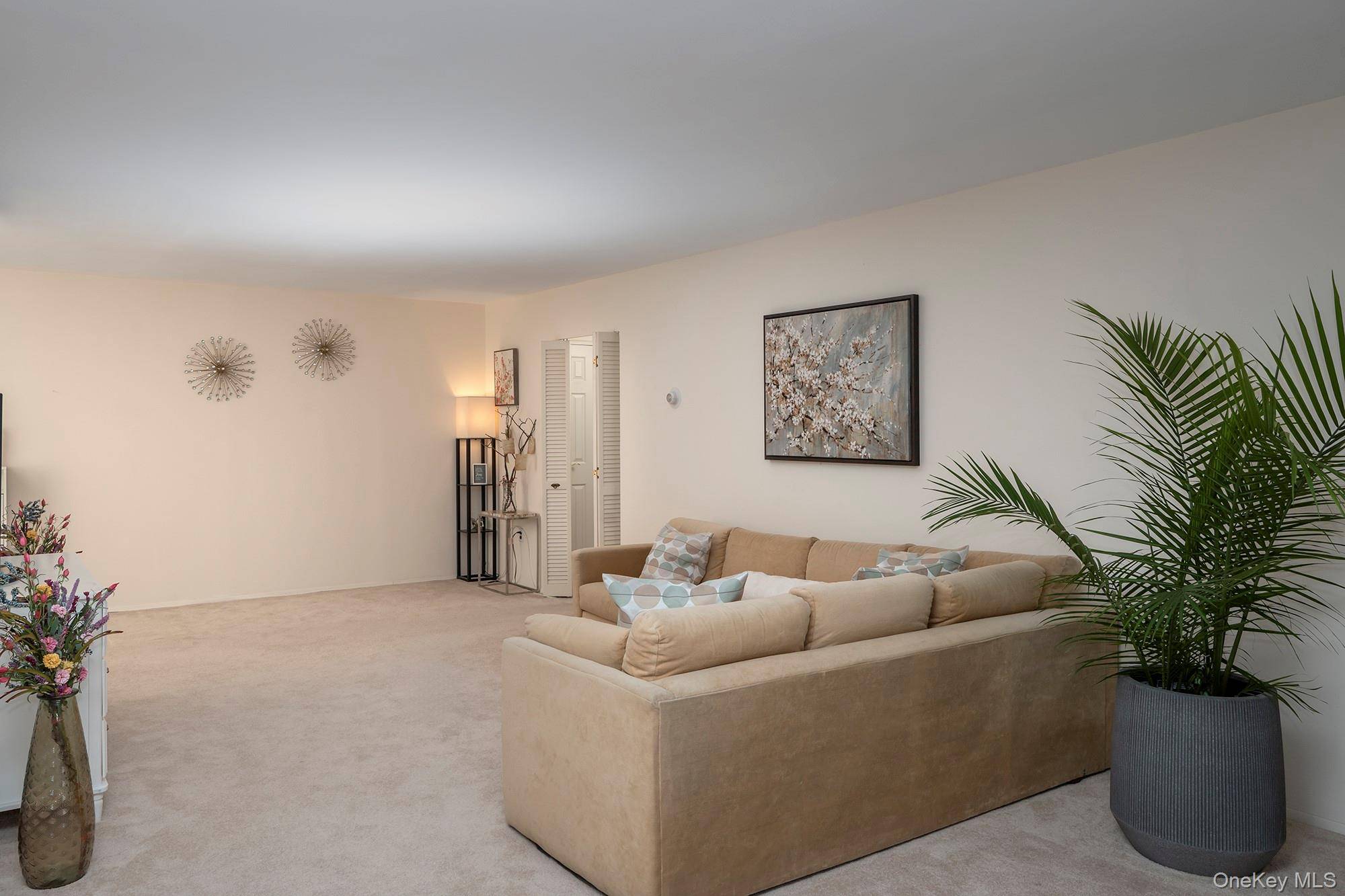 1 Bedroom Home for Sale in Westbury - New York - USA - 8