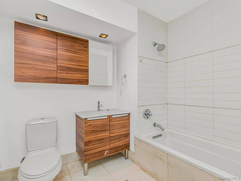 1 Bedroom Home for Sale in Yonkers - New York - USA - 8