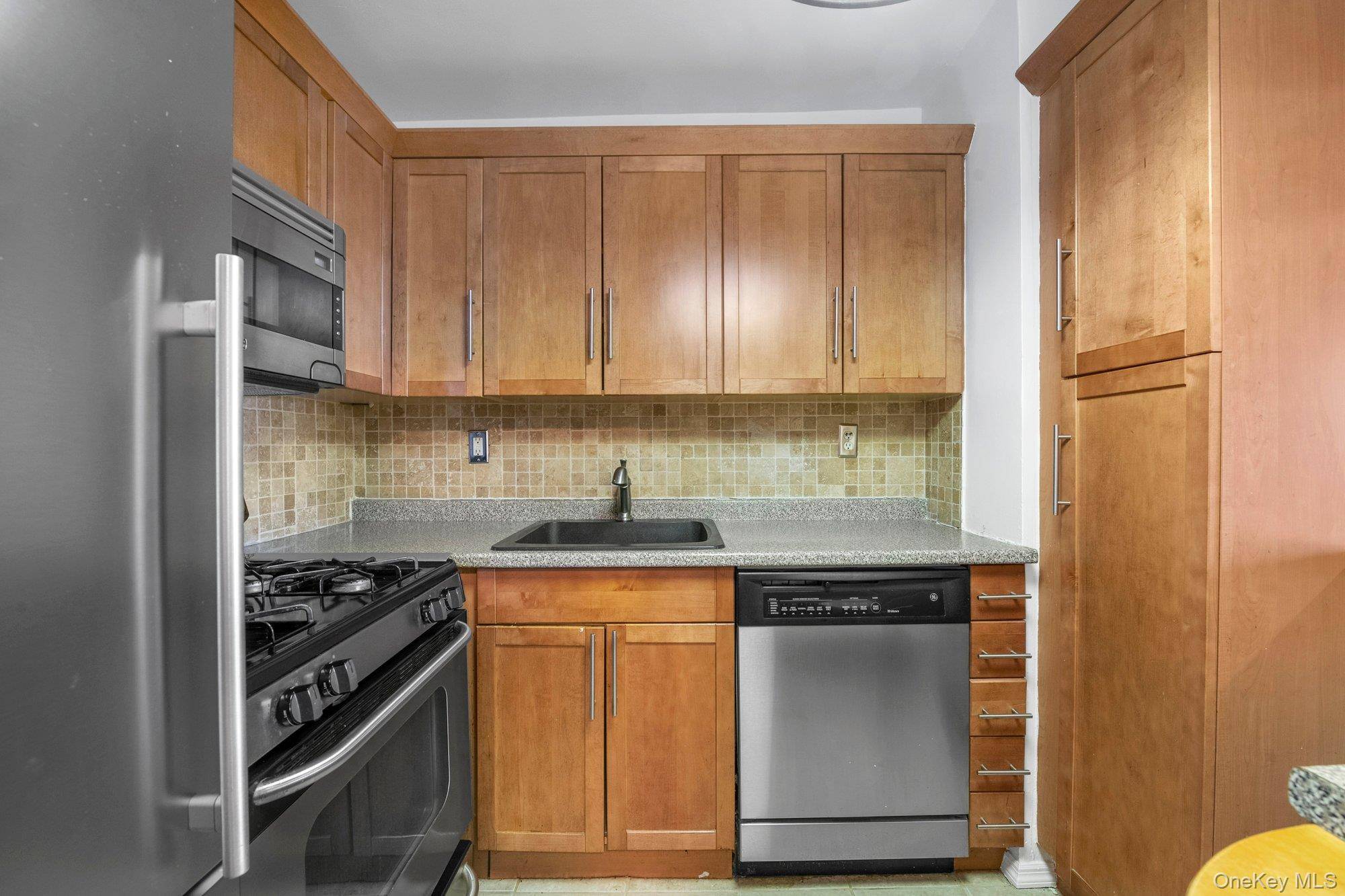 1 Bedroom Home for Sale in Yonkers - New York - USA - 8