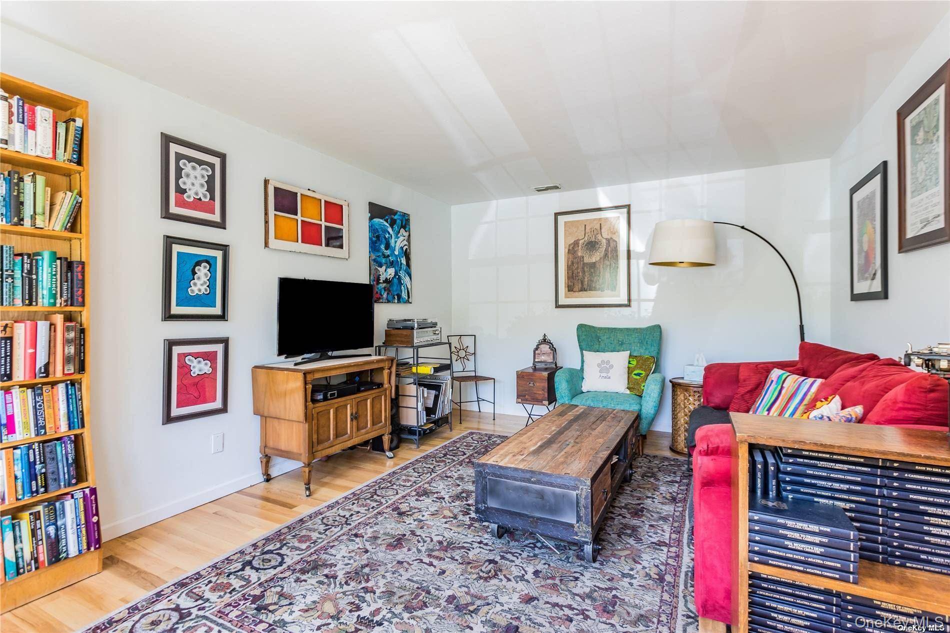 2 Bedroom Home for Sale in Babylon - New York - USA - 7