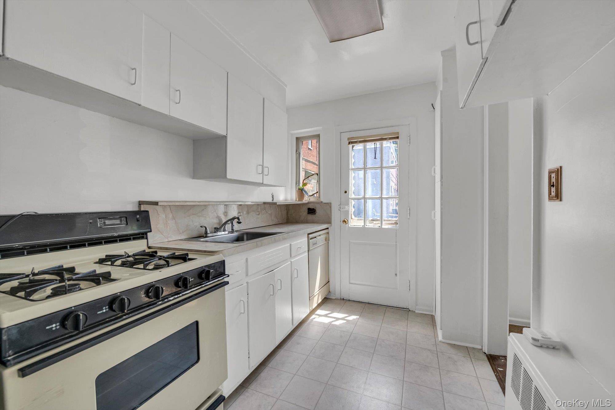 2 Bedroom Home for Sale in Bayside - New York - USA - 8
