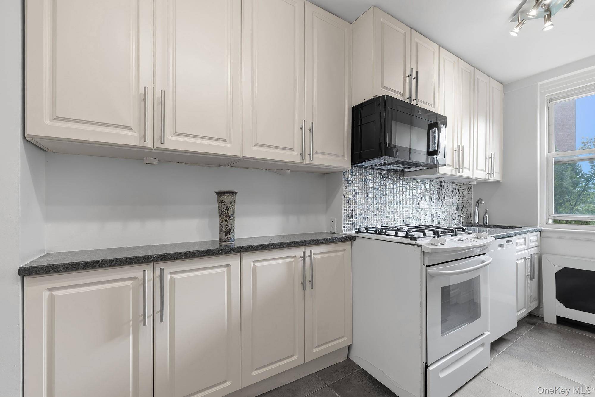2 Bedroom Home for Sale in Bronx - New York - USA - 5