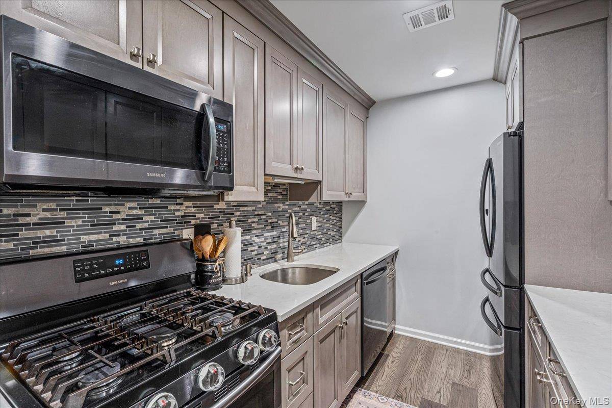 Apartamento com 2 Quartos à Venda em Coram - Nova Iorque - EUA - 2