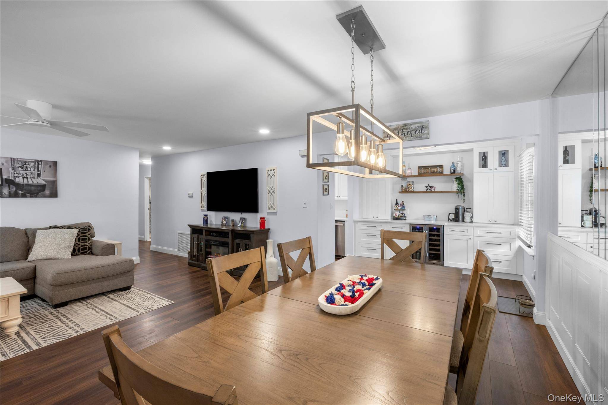 Apartamento com 2 Quartos à Venda em Coram - Nova Iorque - EUA - 2