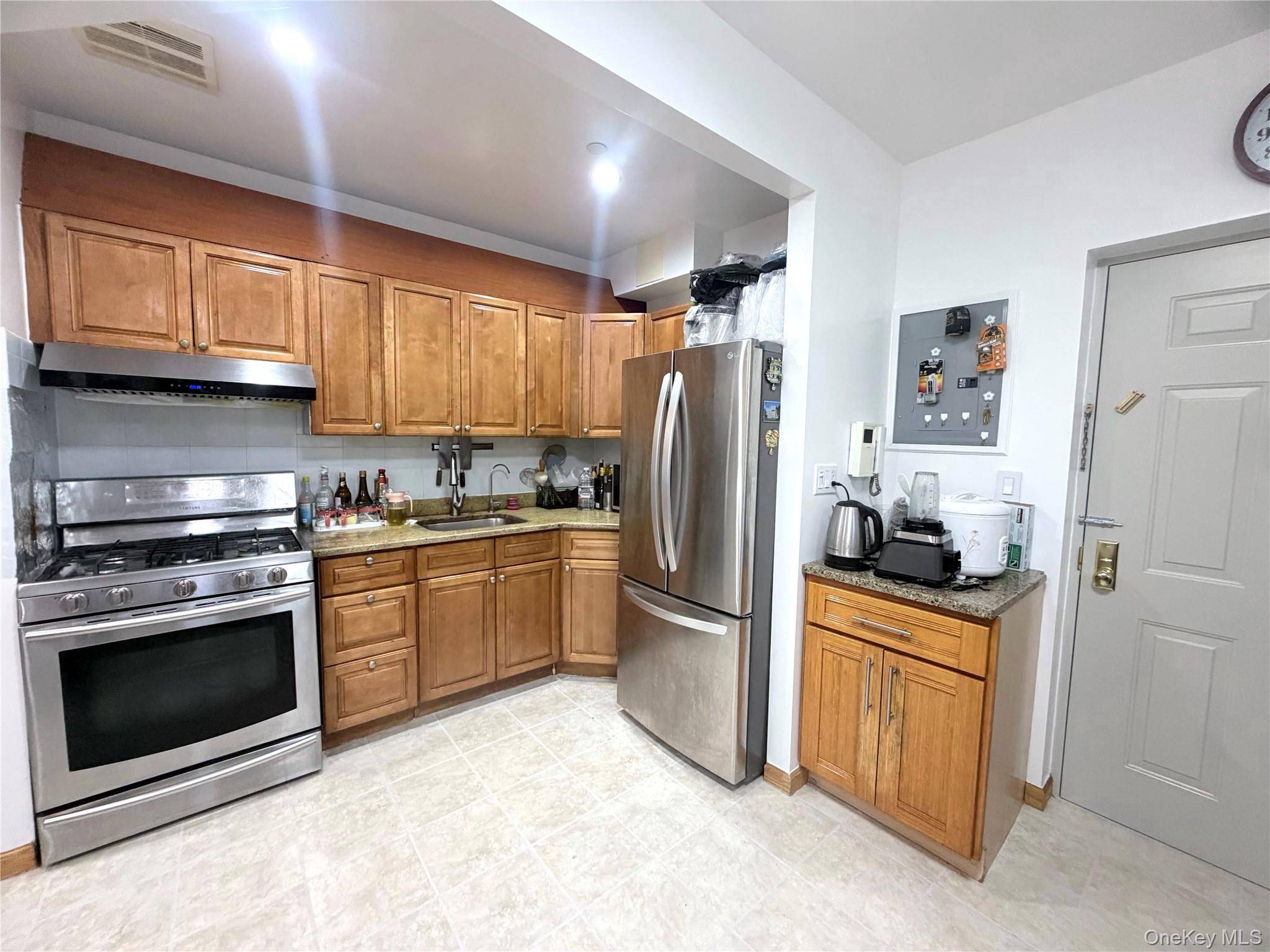 2 Bedroom Home for Sale in Elmhurst - New York - USA - 7