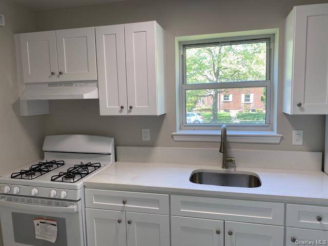 2 Bedroom Home for Sale in Glen Oaks - New York - USA - 5