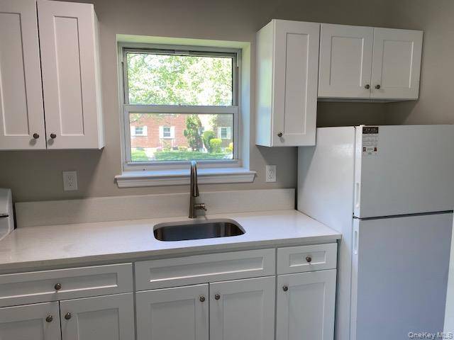 2 Bedroom Home for Sale in Glen Oaks - New York - USA - 6