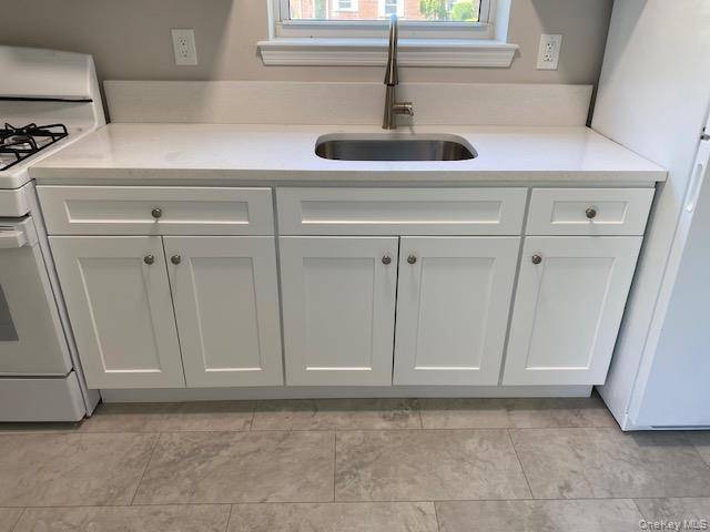 2 Bedroom Home for Sale in Glen Oaks - New York - USA - 7