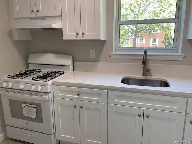 2 Bedroom Home for Sale in Glen Oaks - New York - USA - 8