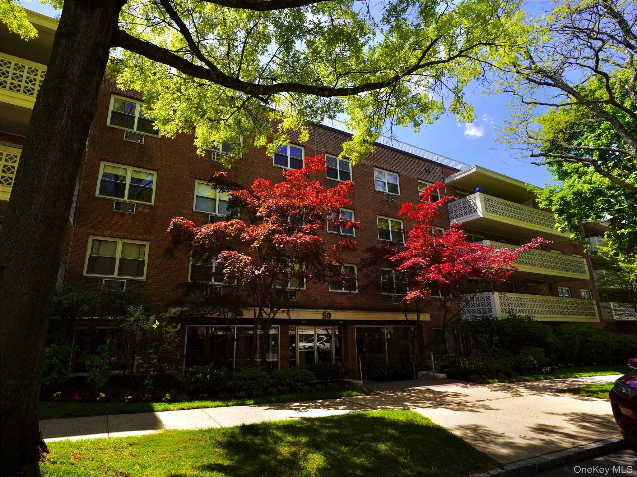 2 Bedroom Home for Sale in Great Neck Plaza - New York - USA - 1