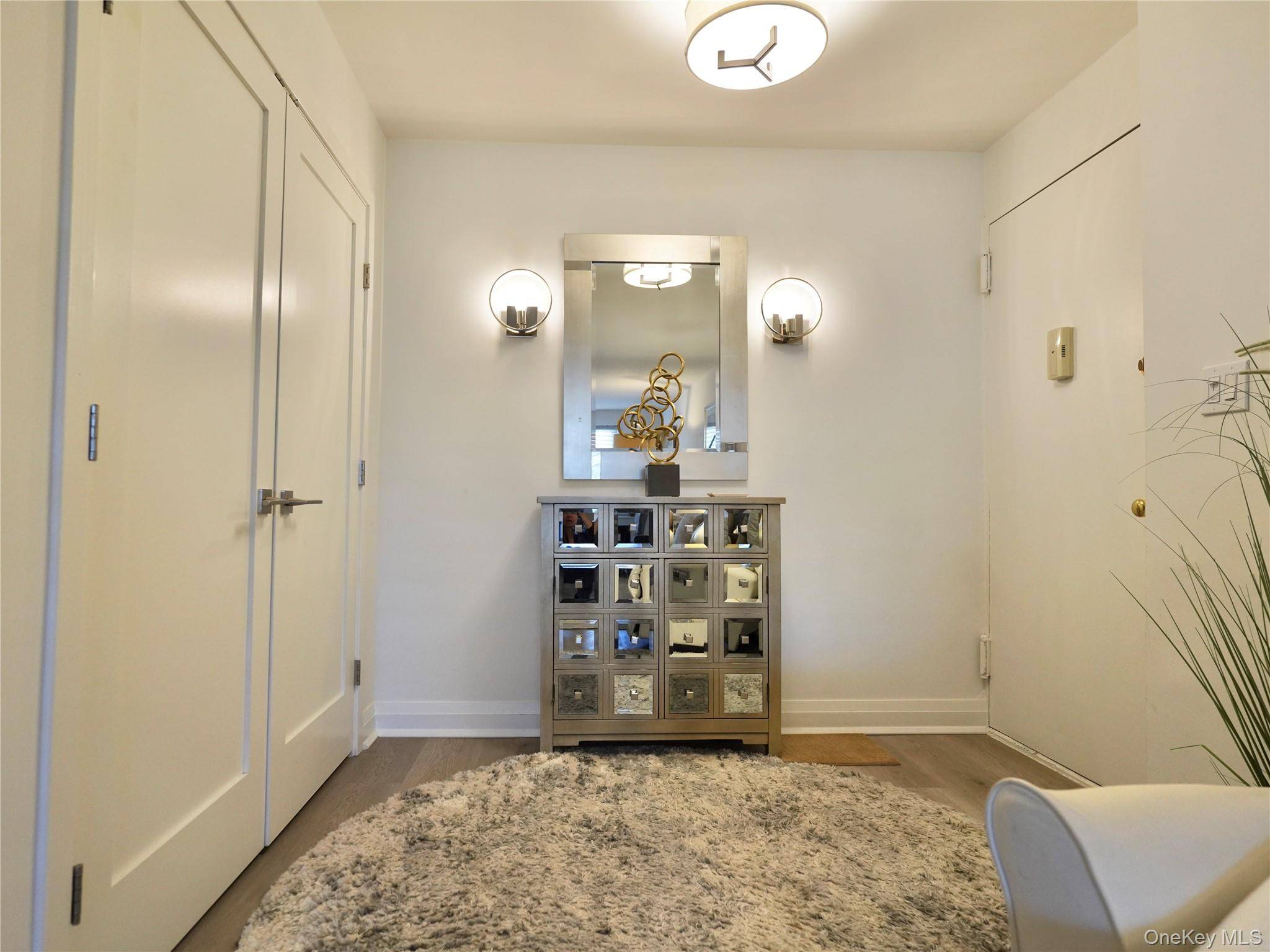 2 Bedroom Home for Sale in Great Neck Plaza - New York - USA - 2