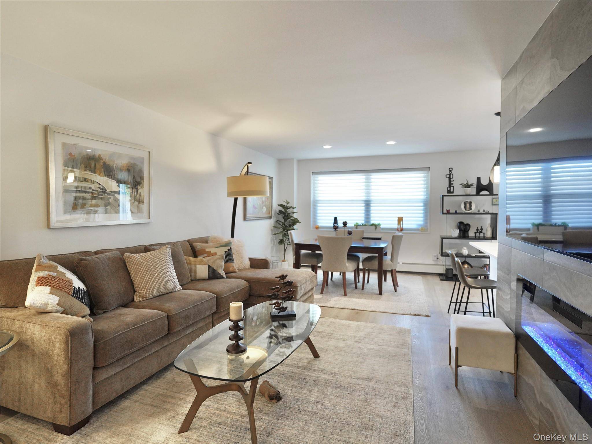 2 Bedroom Home for Sale in Great Neck Plaza - New York - USA - 3