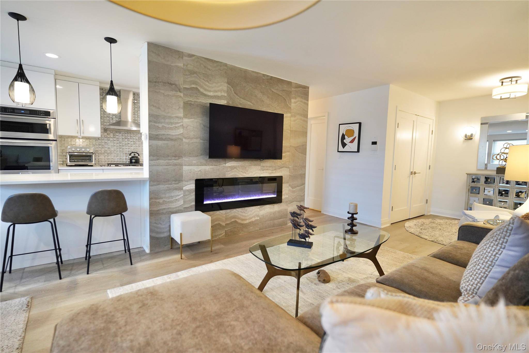2 Bedroom Home for Sale in Great Neck Plaza - New York - USA - 4