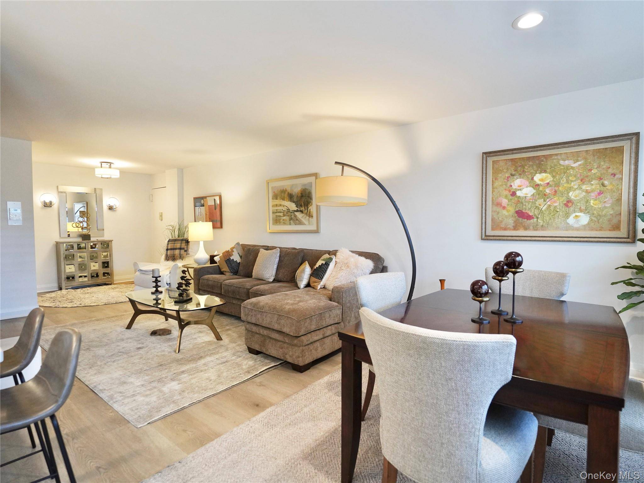 2 Bedroom Home for Sale in Great Neck Plaza - New York - USA - 5