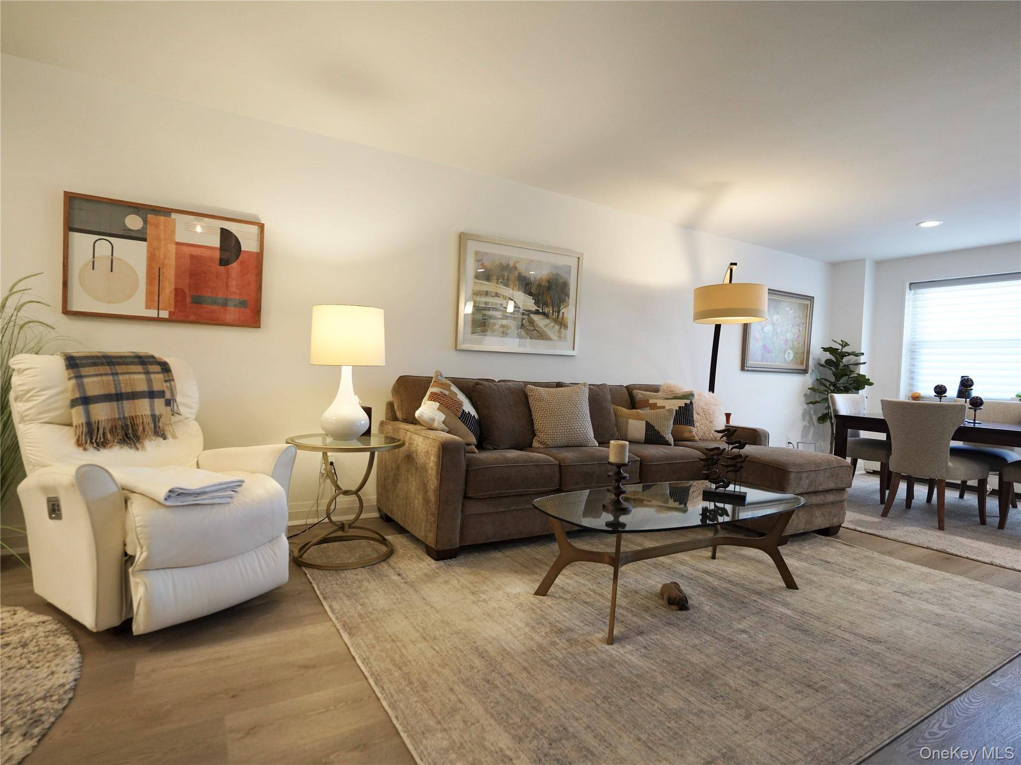 2 Bedroom Home for Sale in Great Neck Plaza - New York - USA - 6