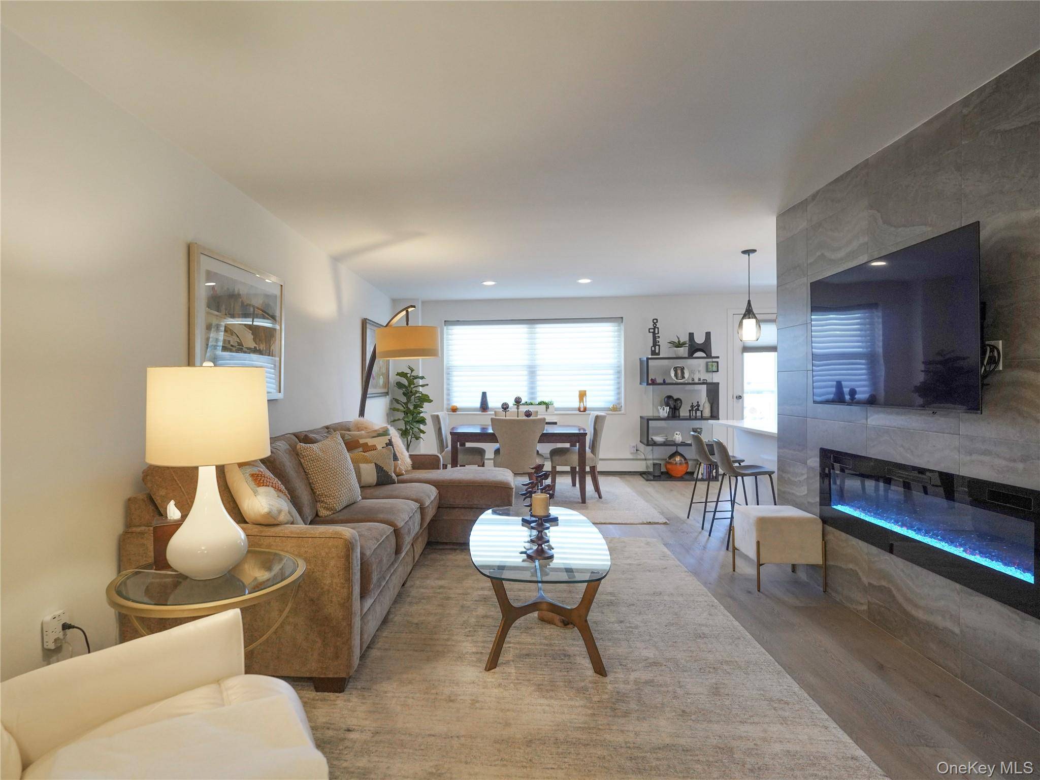 2 Bedroom Home for Sale in Great Neck Plaza - New York - USA - 7