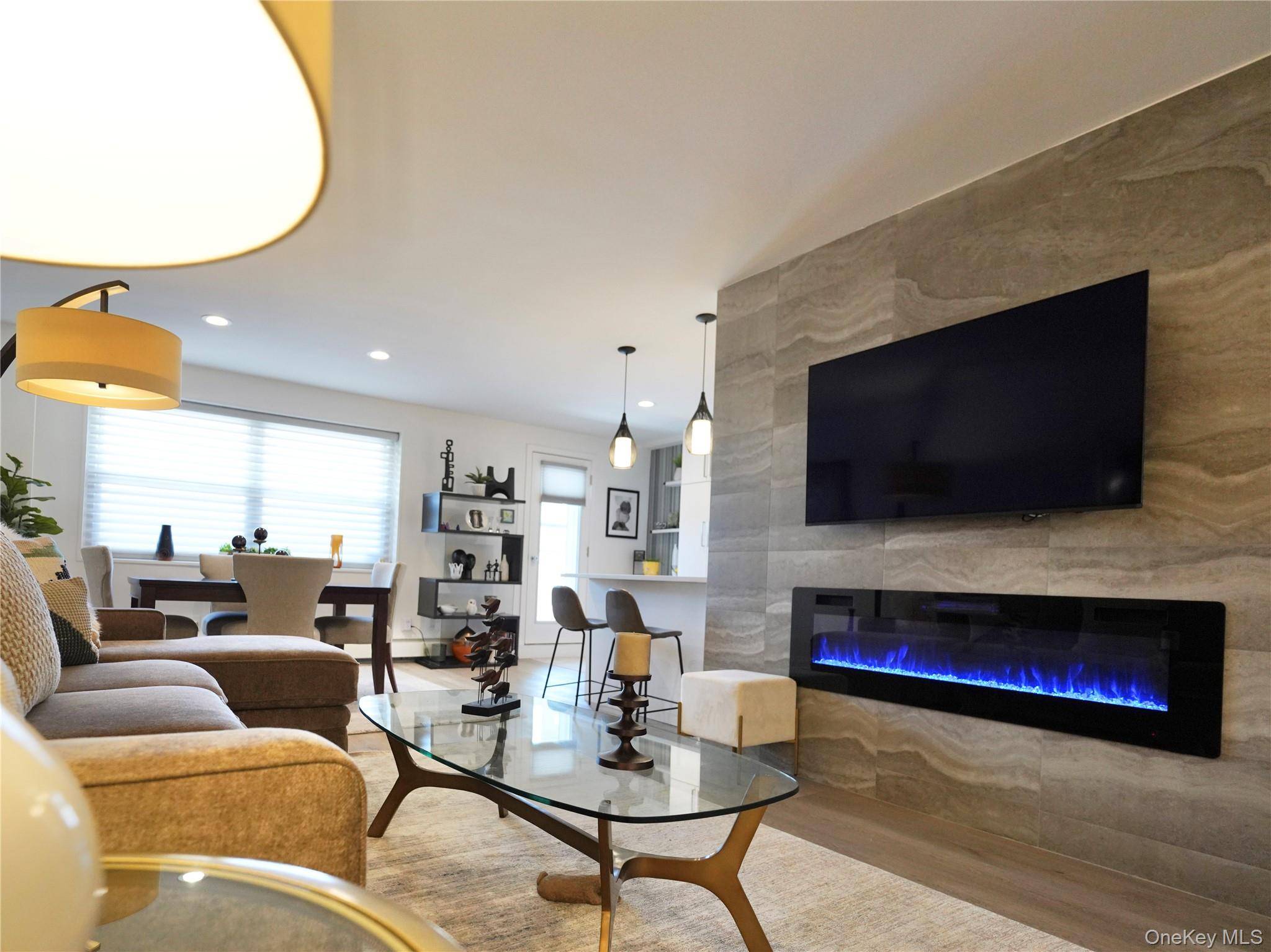 2 Bedroom Home for Sale in Great Neck Plaza - New York - USA - 8