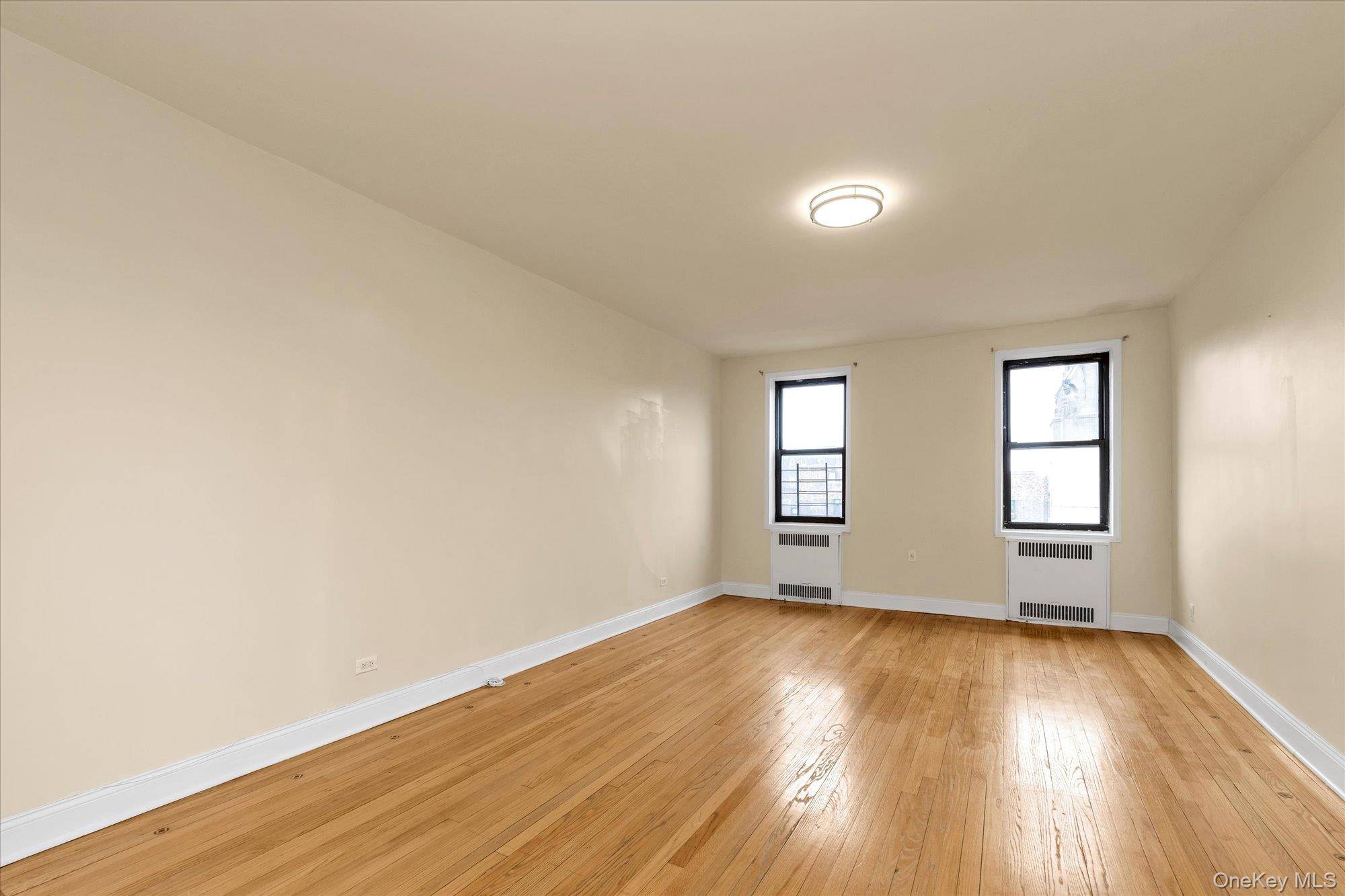 Apartamento com 2 Quartos à Venda em Jackson Heights - Nova Iorque - EUA - 3