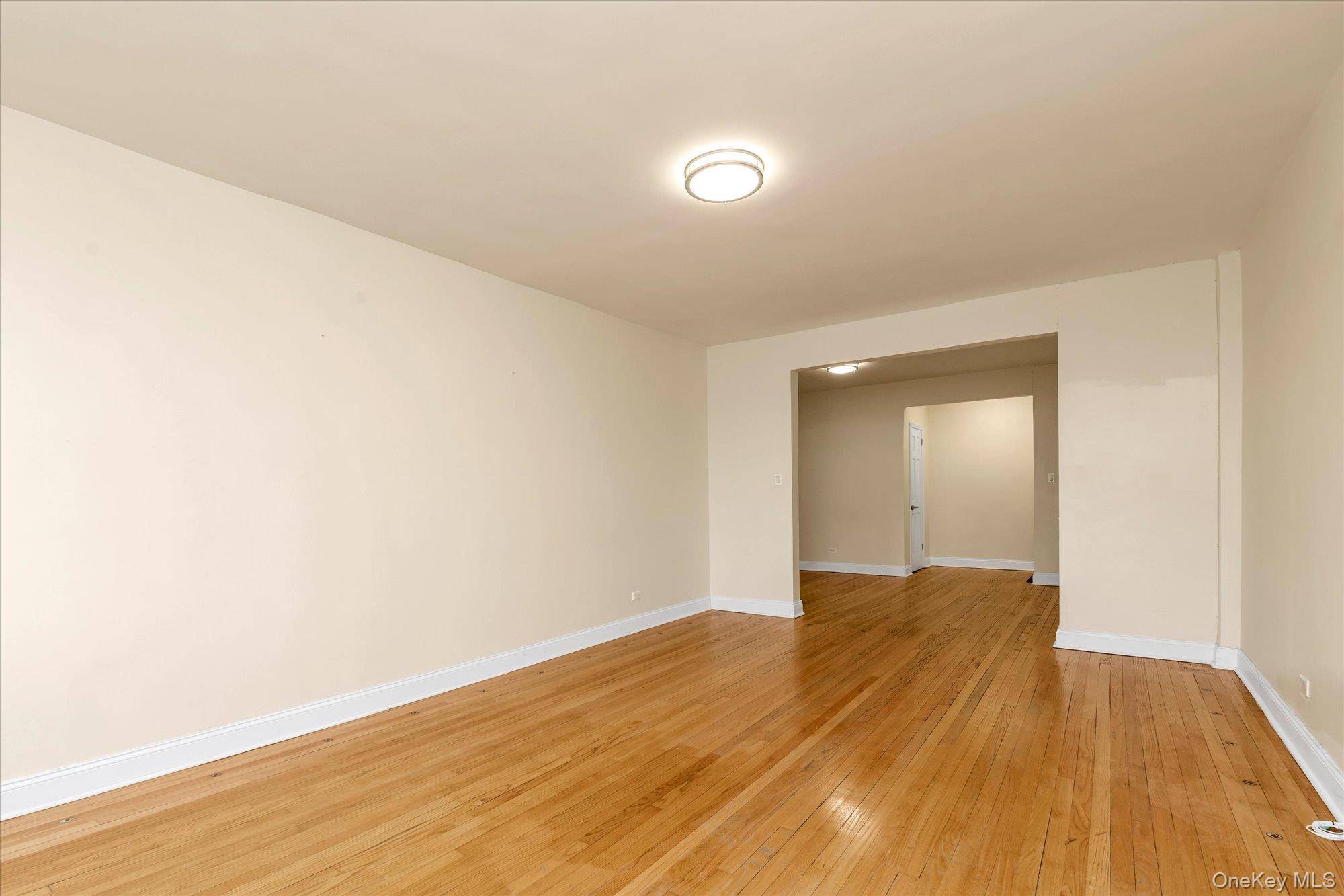 Apartamento com 2 Quartos à Venda em Jackson Heights - Nova Iorque - EUA - 4