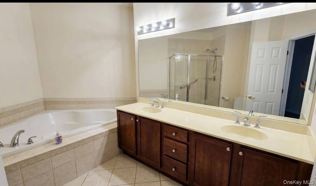 Apartamento com 2 Quartos à Venda em Lake Grove - Nova Iorque - EUA - 3