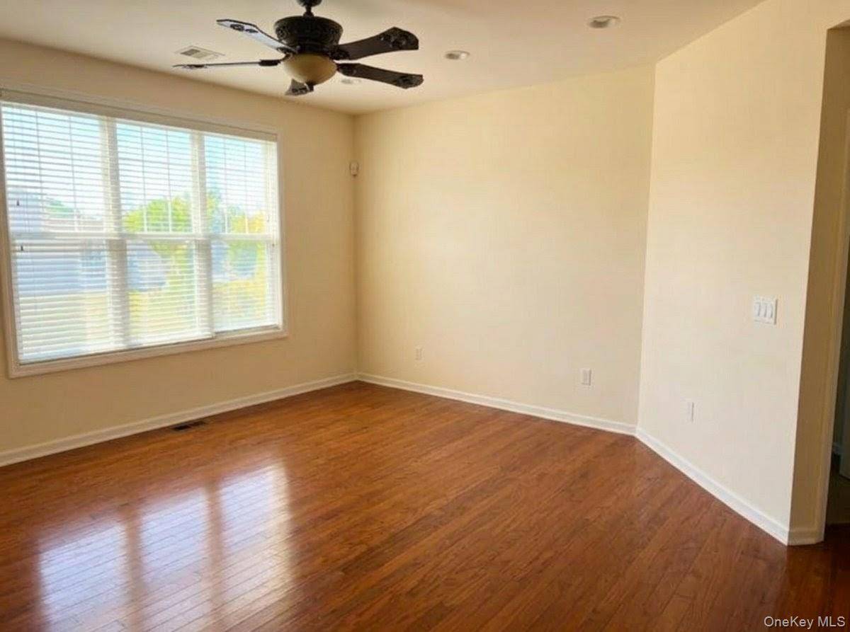 Apartamento com 2 Quartos à Venda em Lake Grove - Nova Iorque - EUA - 5