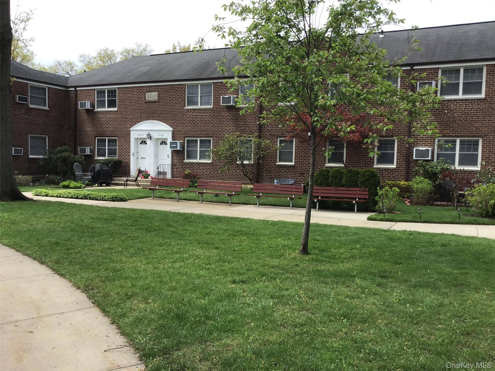 Apartamento de 2 Dormitorios en Venta en Little Neck - Nueva York - EE. UU. - 1