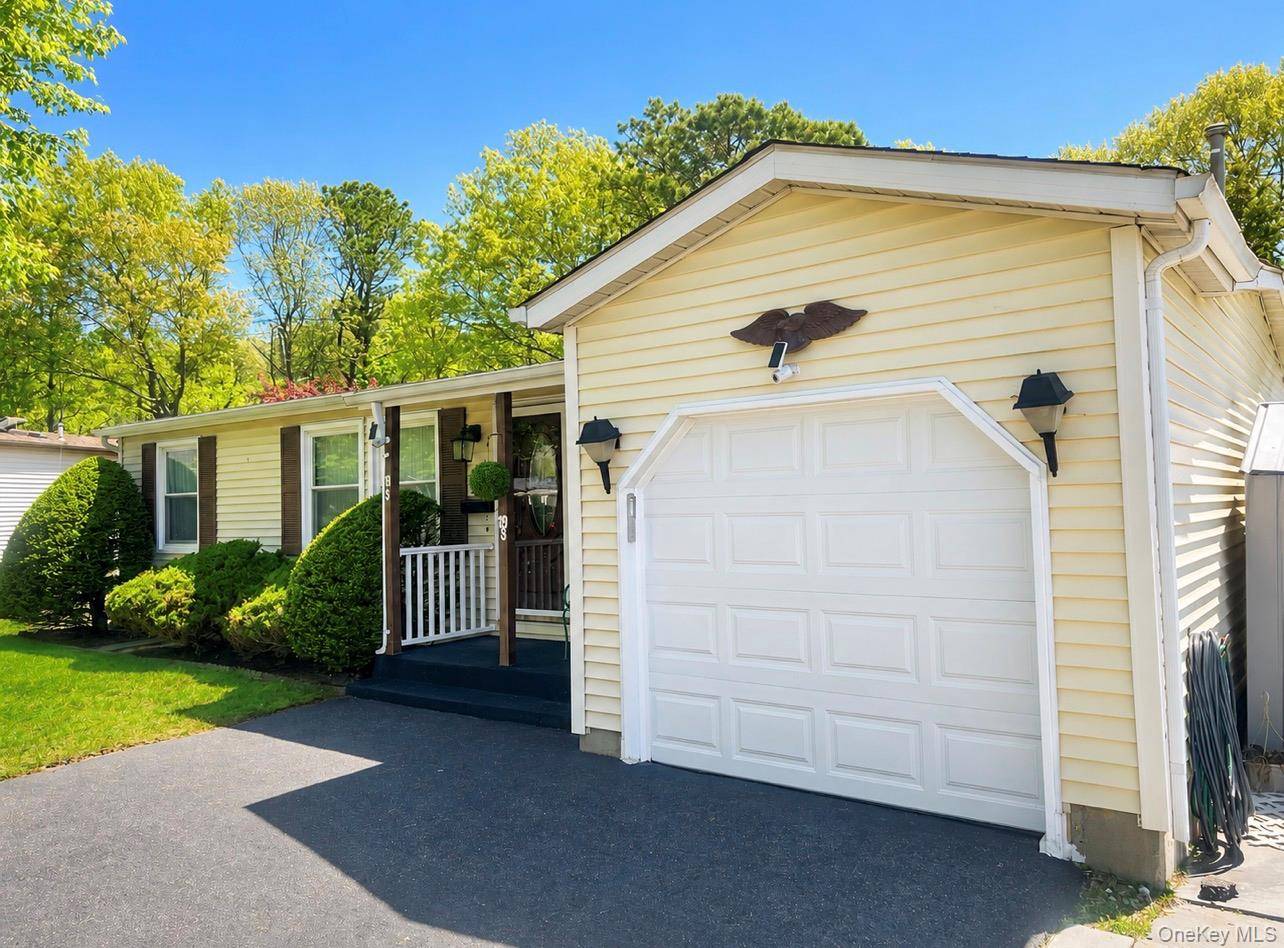 Apartamento de 2 Dormitorios en Venta en Manorville - Nueva York - EE. UU. - 1