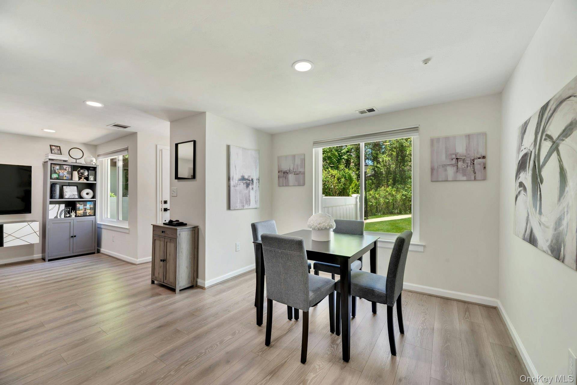2 Bedroom Home for Sale in Medford - New York - USA - 7
