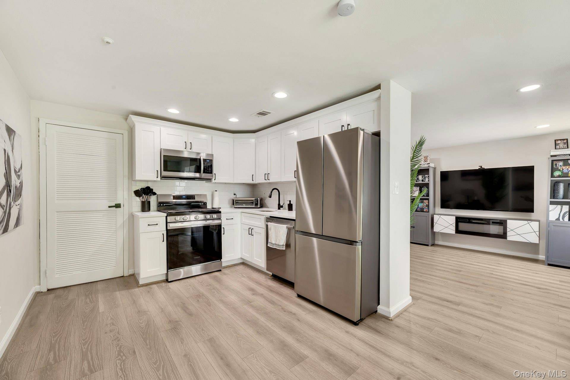 2 Bedroom Home for Sale in Medford - New York - USA - 8