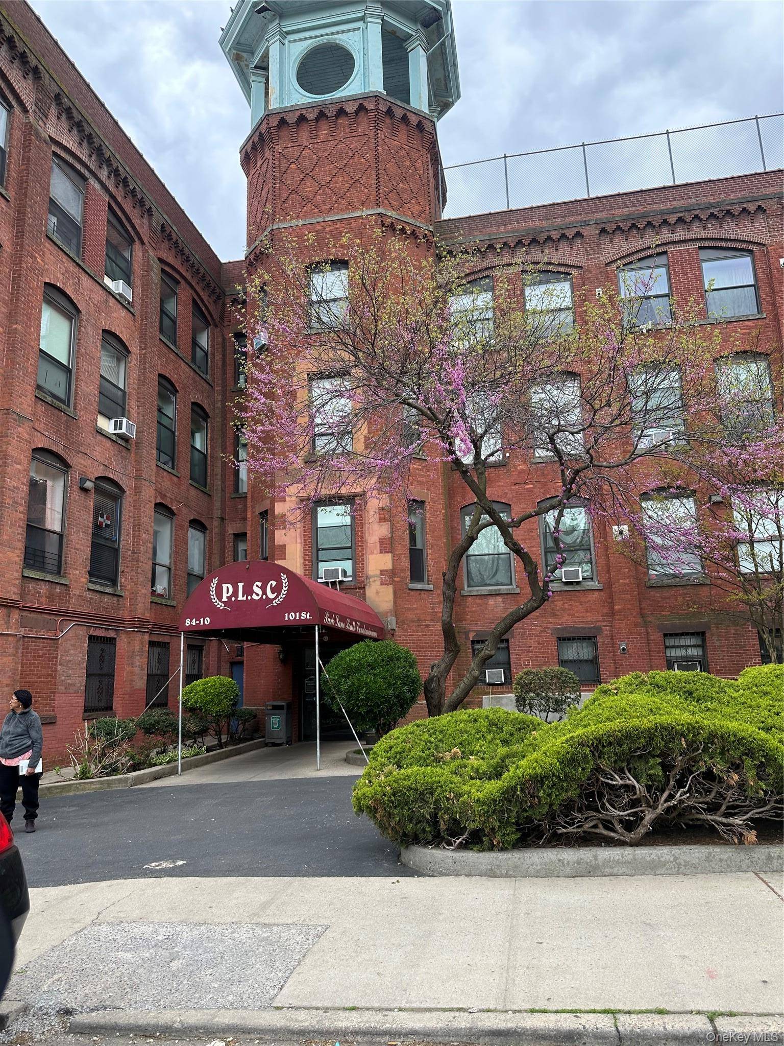 Apartamento de 2 Dormitorios en Venta en Richmond Hill - Nueva York - EE. UU. - 1
