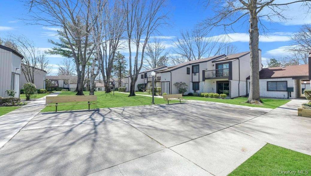 2 Bedroom Home for Sale in Ronkonkoma - New York - USA - 2