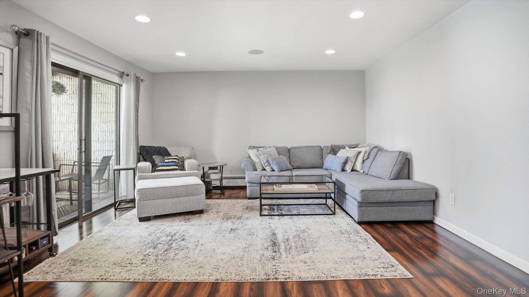 2 Bedroom Home for Sale in Ronkonkoma - New York - USA - 7