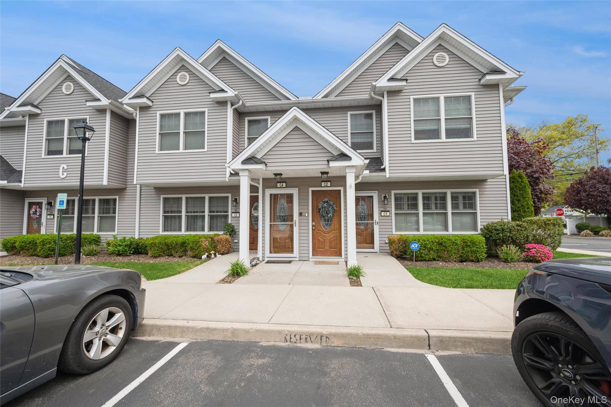 2 Bedroom Apartment for Sale in Westbury - New York - USA - 1