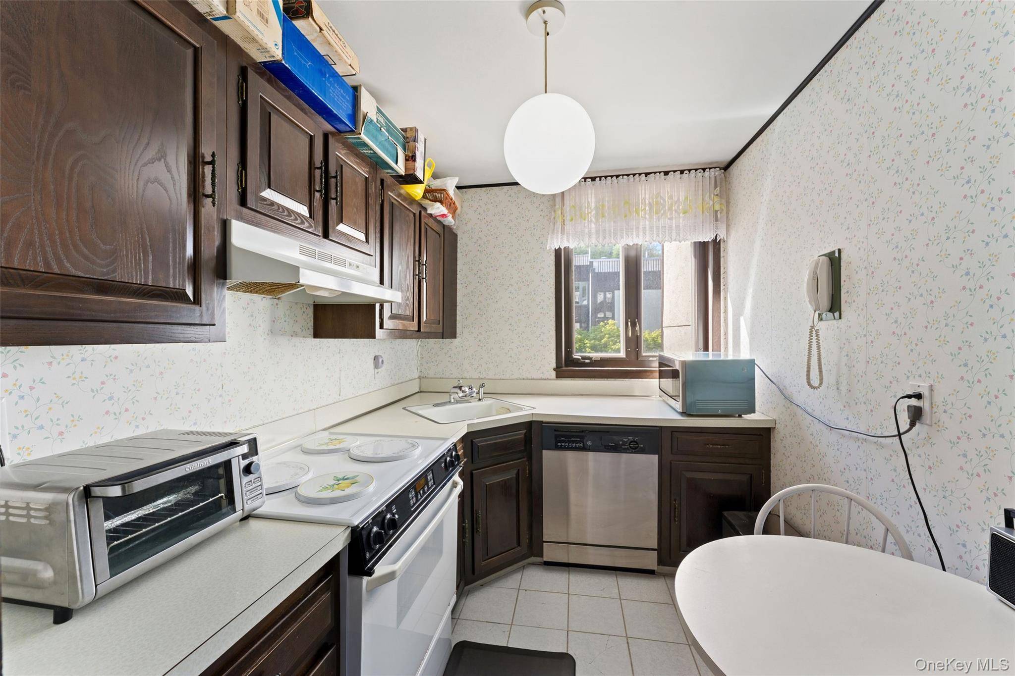 2 Bedroom Home for Sale in Yonkers - New York - USA - 6