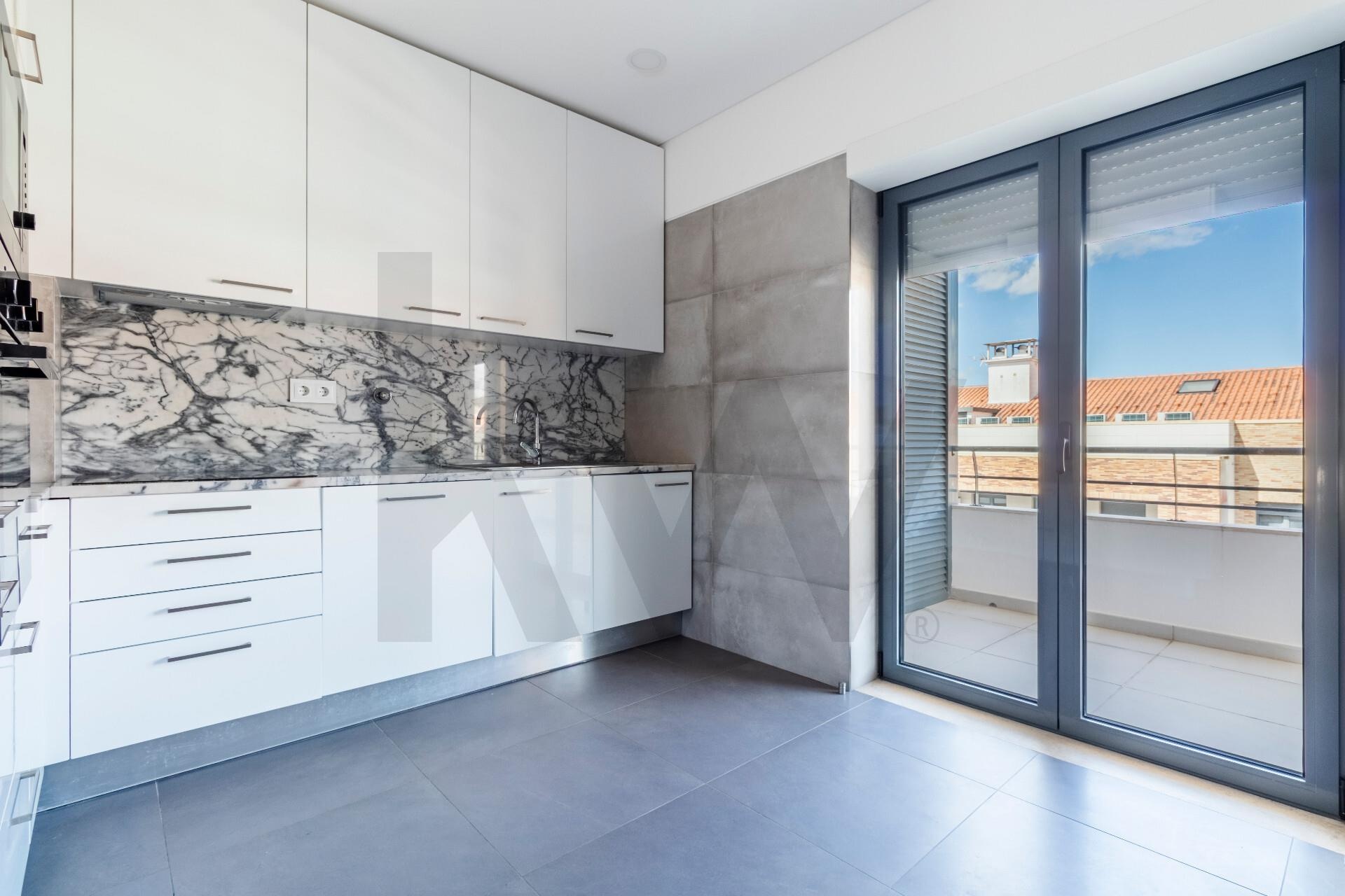 Apartamento com 3 Quartos à Venda em Amadora - Lisboa - Portugal - 2