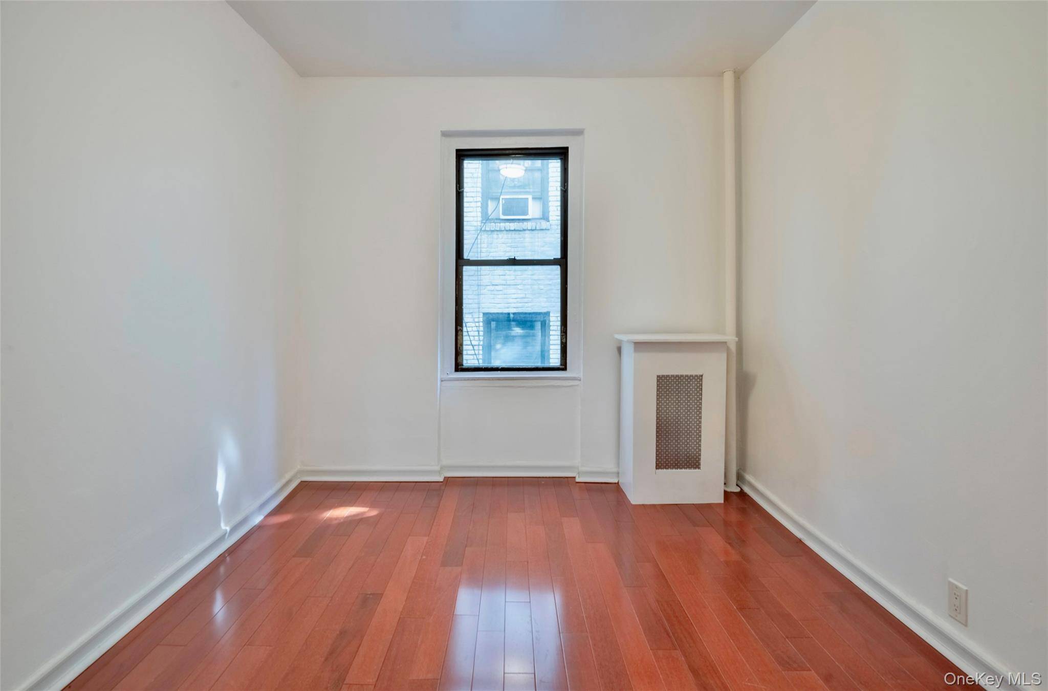 3 Bedroom Home for Sale in Astoria - New York - USA - 6
