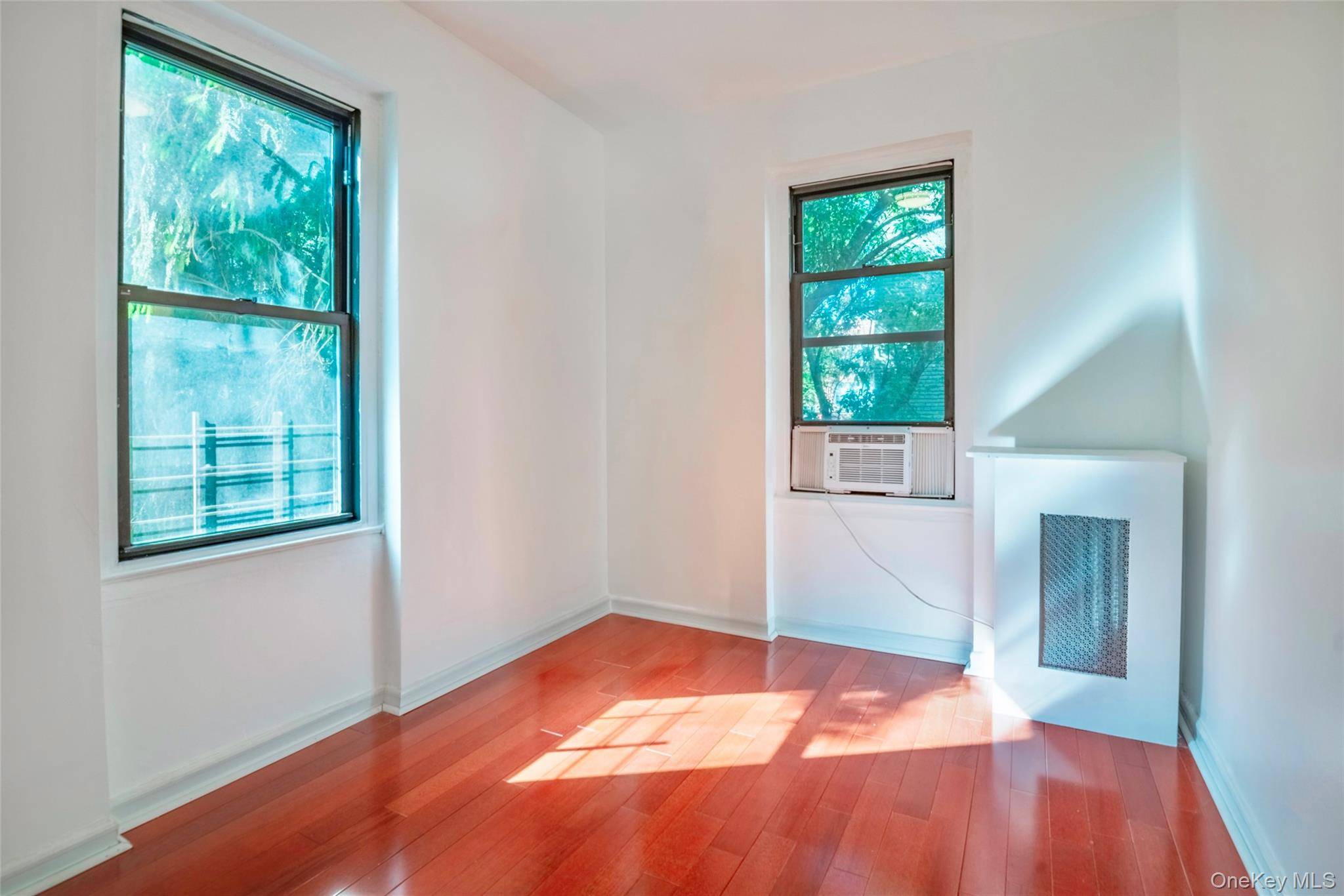 3 Bedroom Home for Sale in Astoria - New York - USA - 8