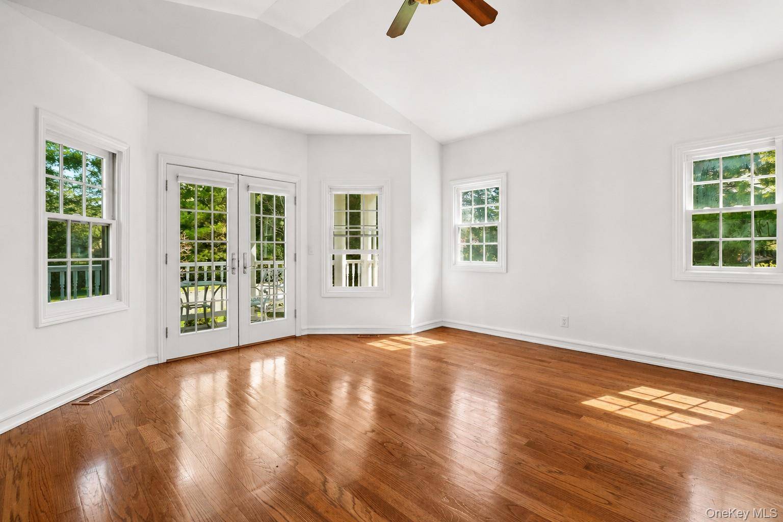 Apartamento de 3 Dormitorios en Venta en Bay Shore - Nueva York - EE. UU. - 6