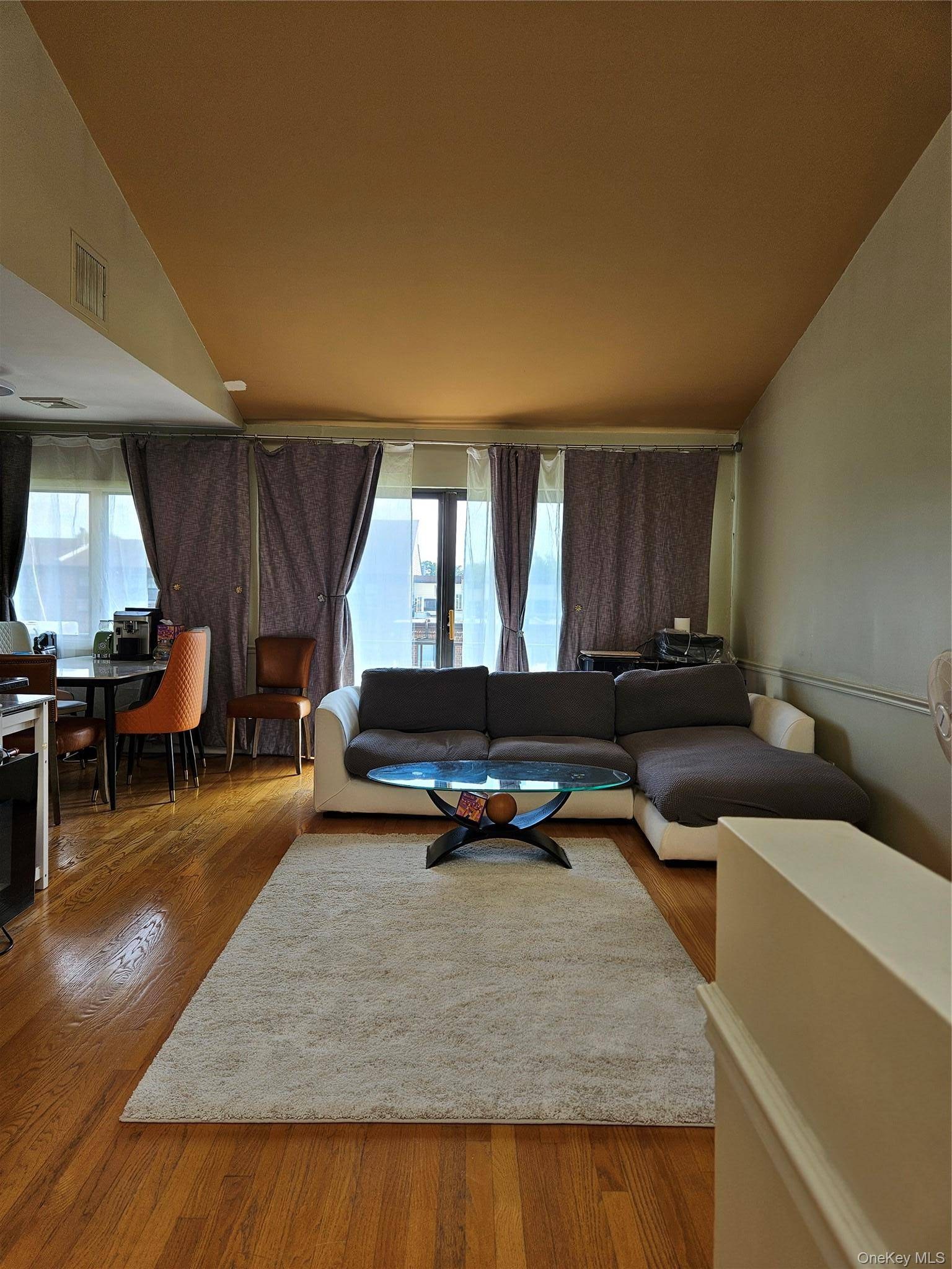 Apartamento com 3 Quartos à Venda em College Point - Nova Iorque - EUA - 2
