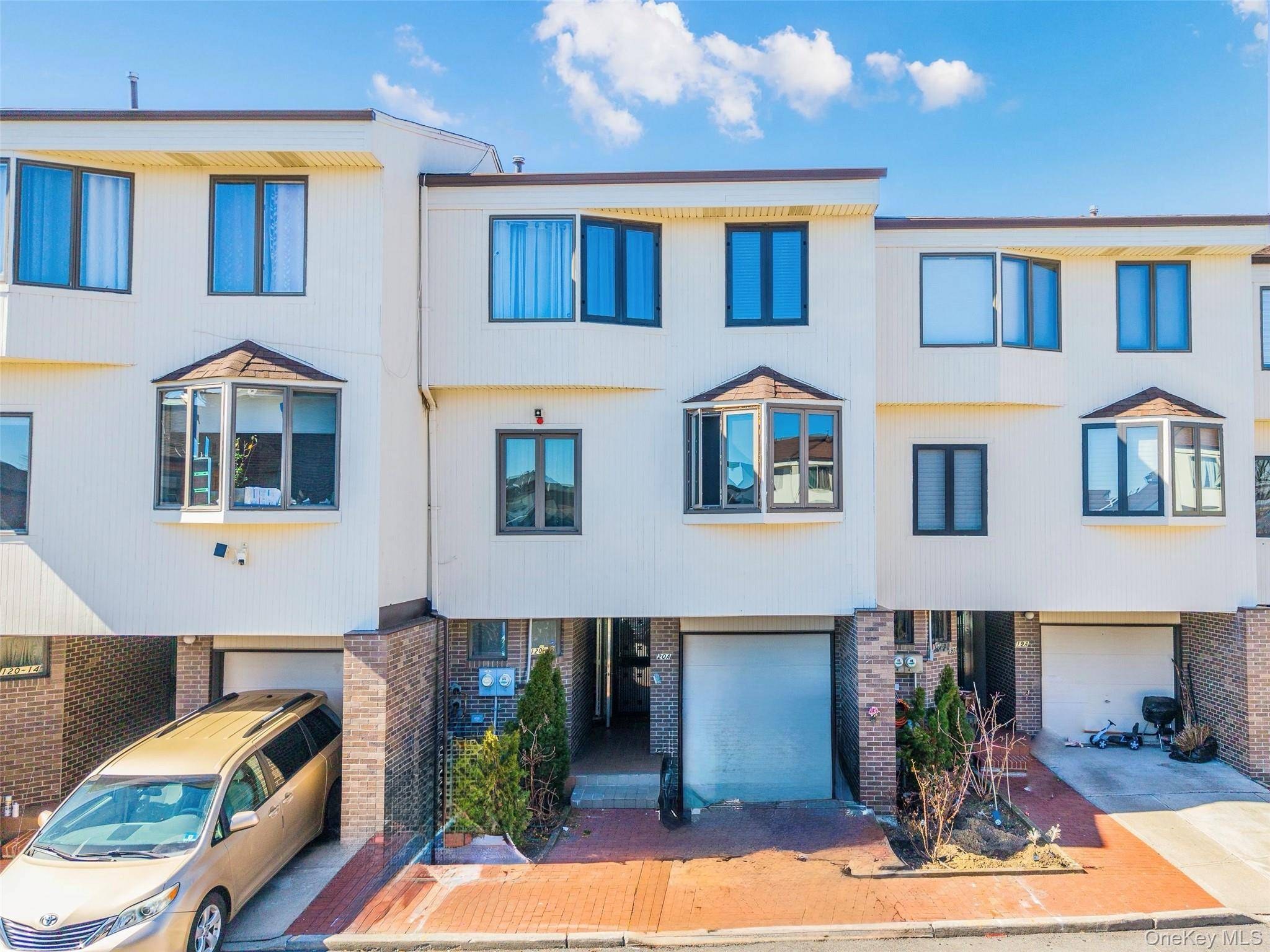 Apartamento com 3 Quartos à Venda em College Point - Nova Iorque - EUA - 1