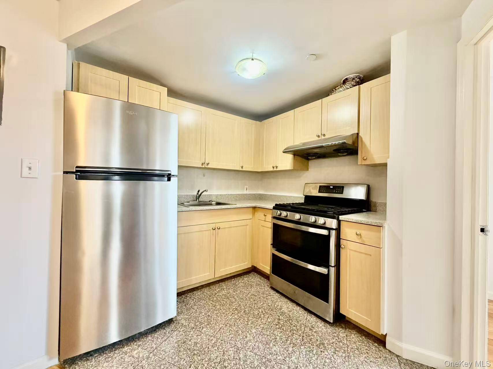 3 Bedroom Home for Sale in Elmhurst - New York - USA - 4