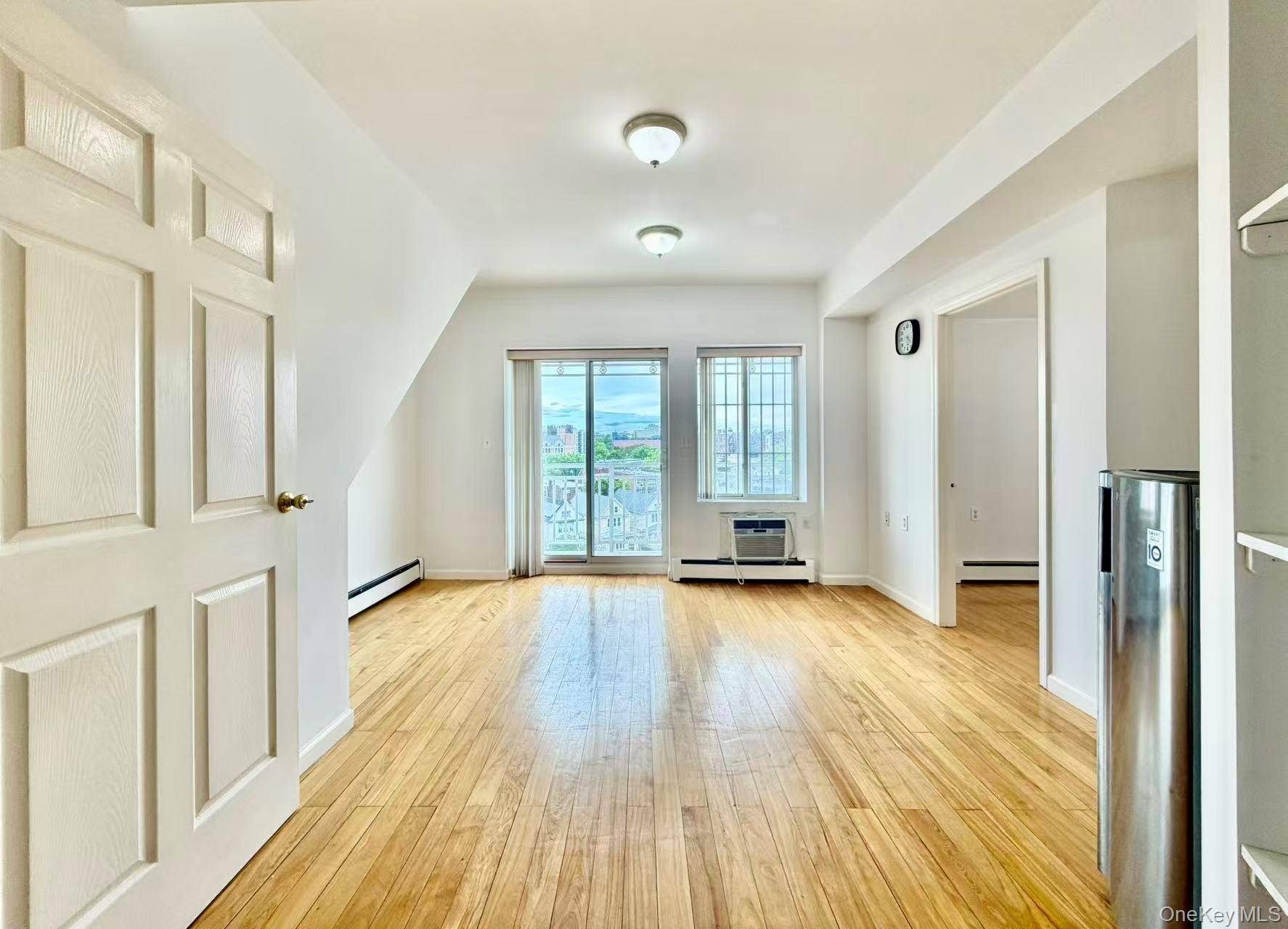 3 Bedroom Home for Sale in Elmhurst - New York - USA - 8