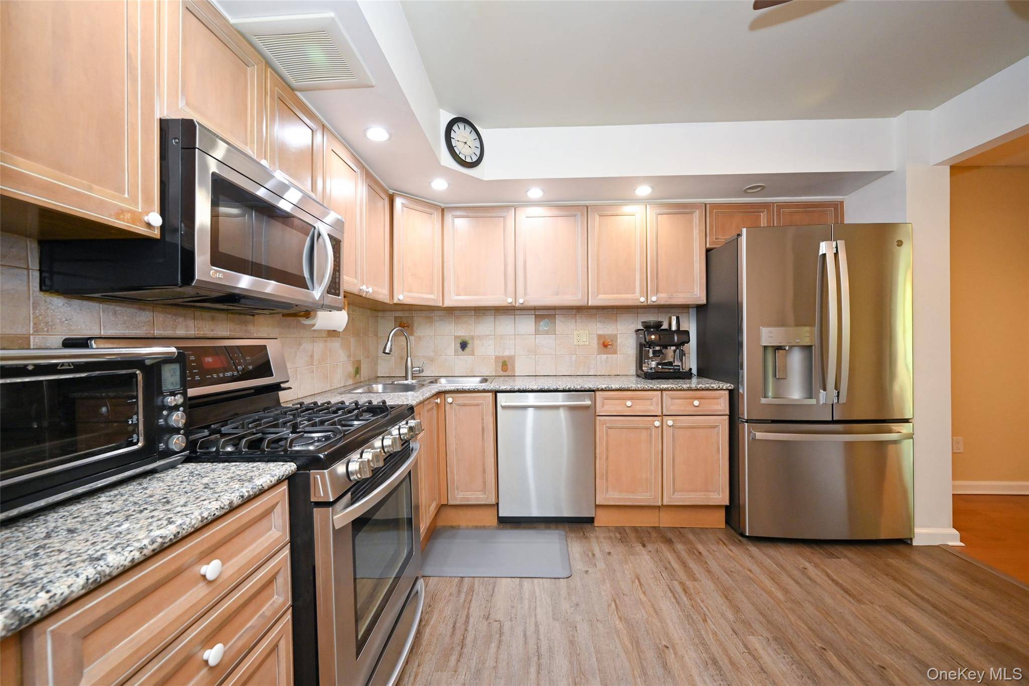 3 Bedroom Home for Sale in Fresh Meadows - New York - USA - 7