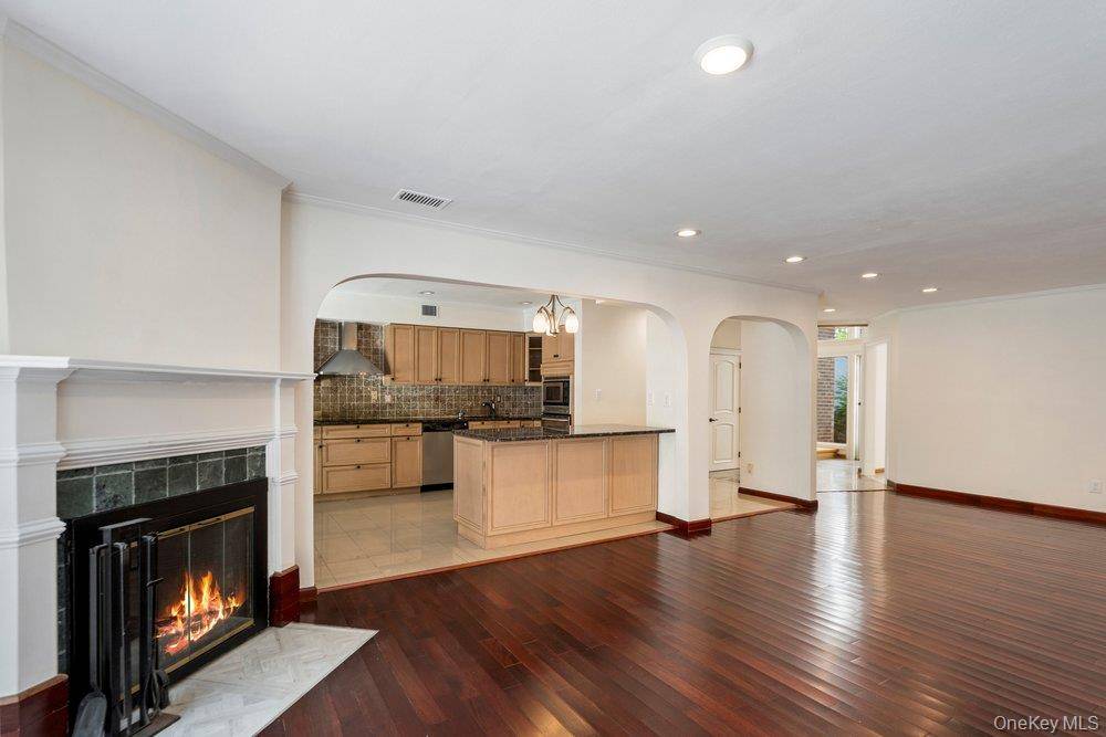 3 Bedroom Home for Sale in Jericho - New York - USA - 3