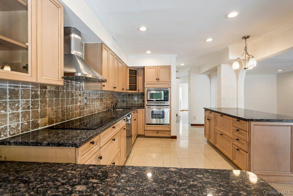 3 Bedroom Home for Sale in Jericho - New York - USA - 6